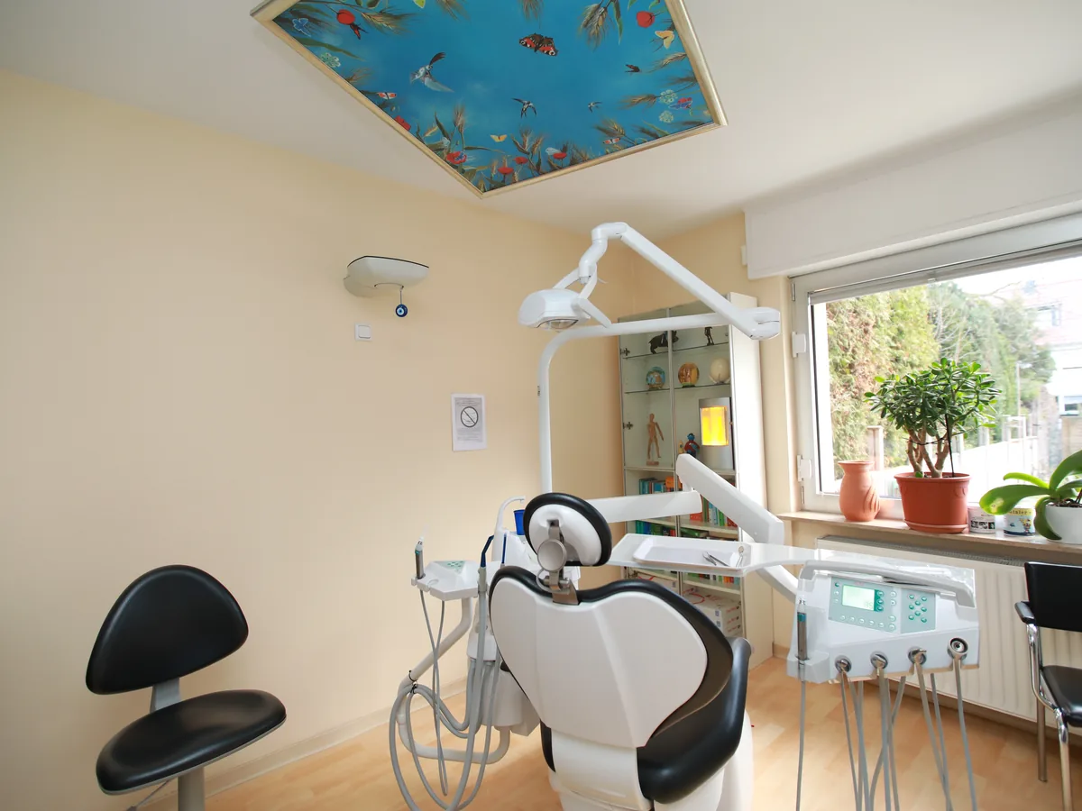 Behandlungszimmer mit Blick ins Grüne