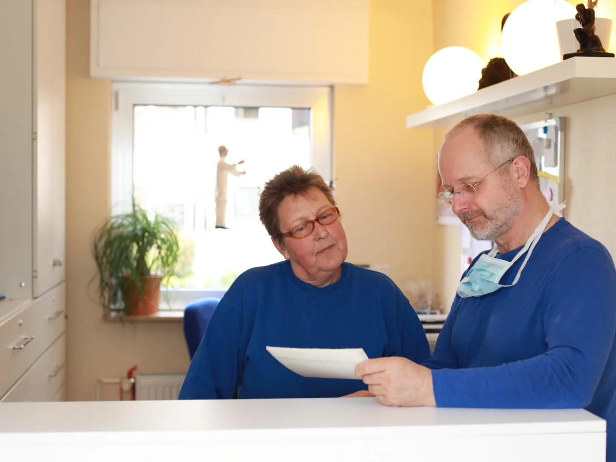 Am Empfang werden die Unterlagen besprochen