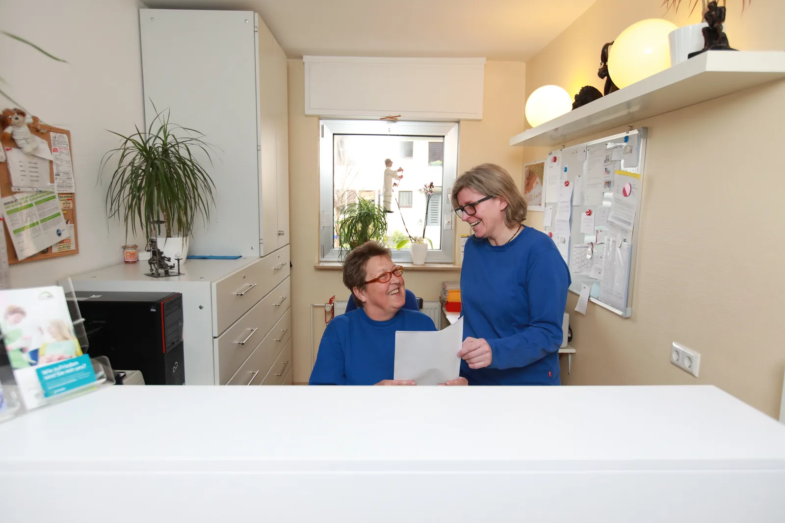 Zwei Mitarbeiterinnen am Empfang
