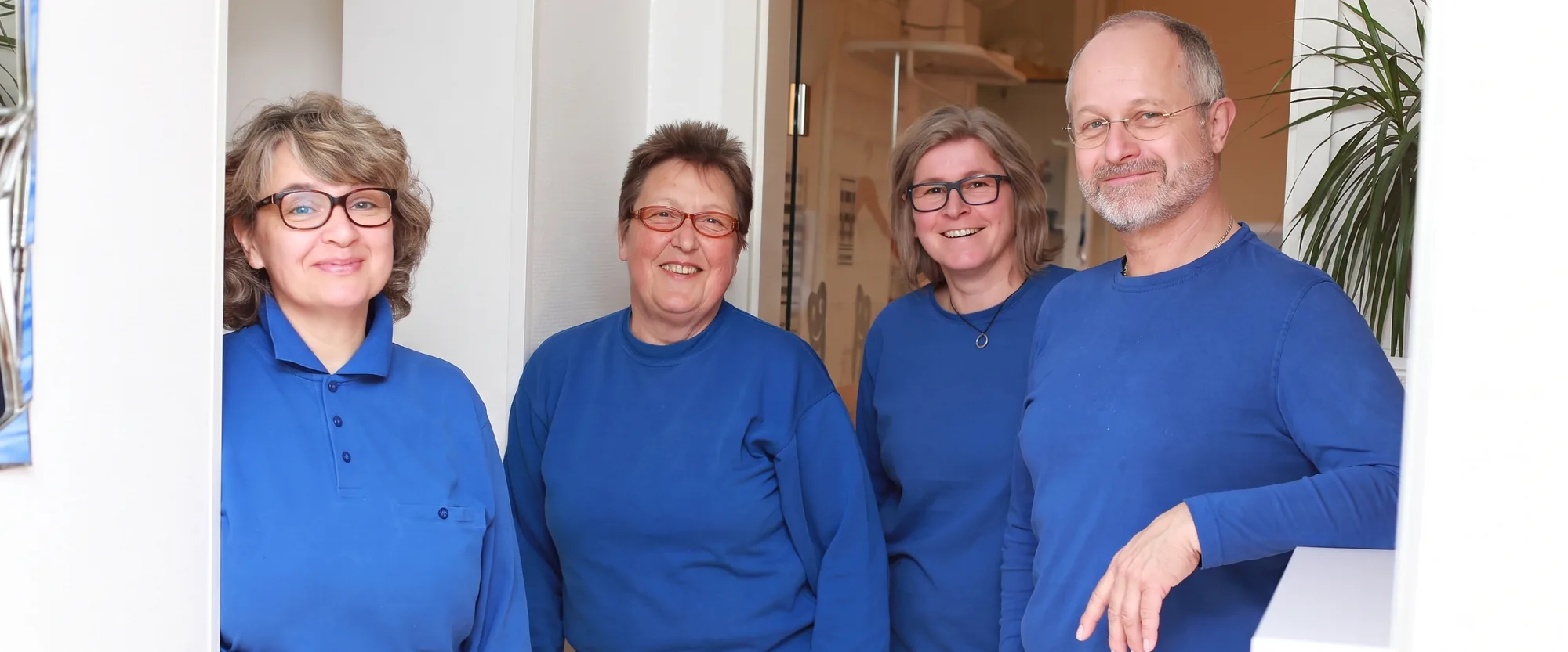 Das Team der Zahnarztpraxis vor der Tür